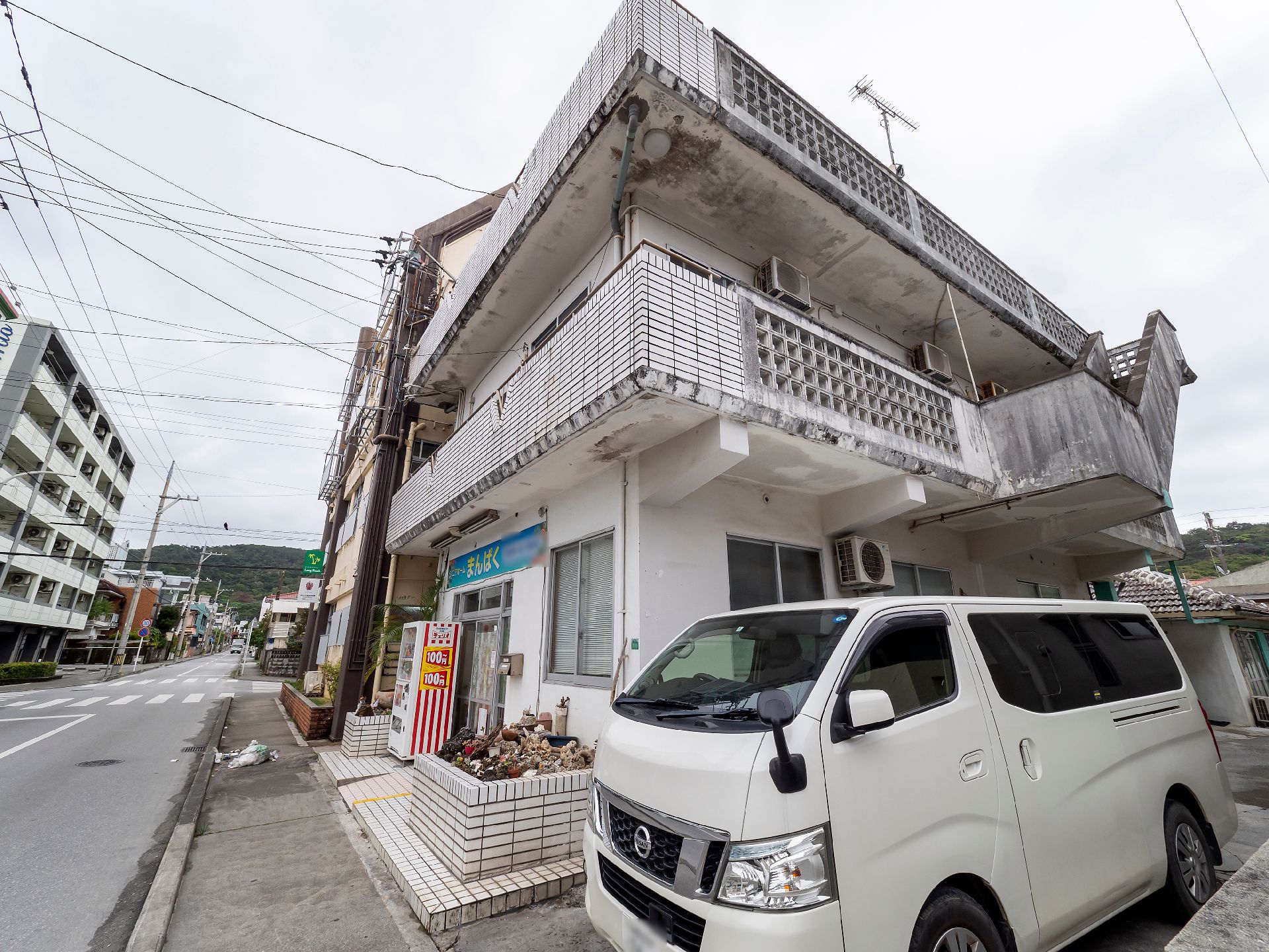 ３階建てで駐車場が近くに立地している介護施設