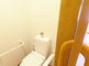介護施設内の明るいトイレ空間
