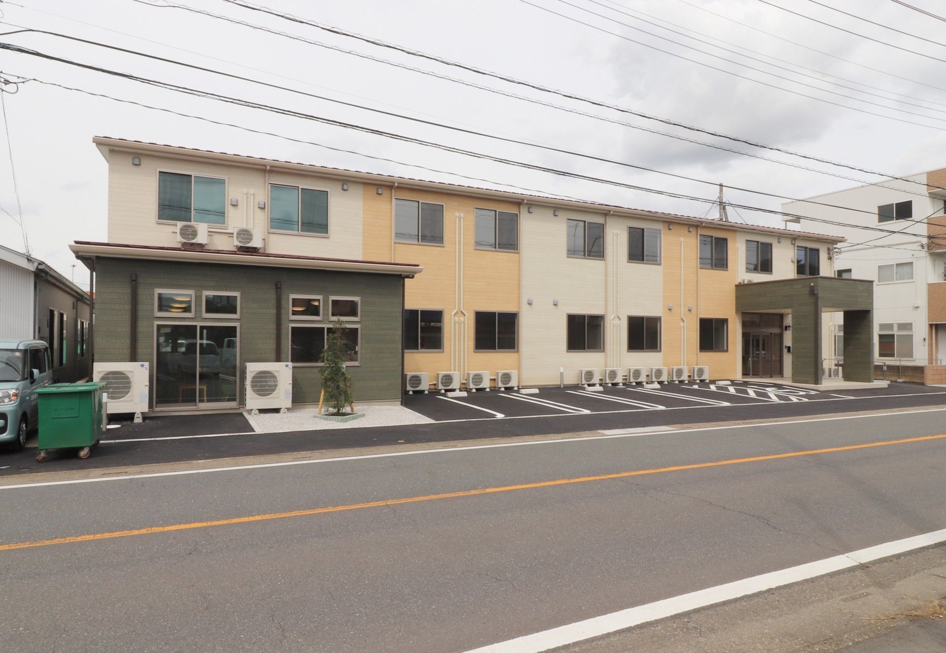 道路沿いにある建物