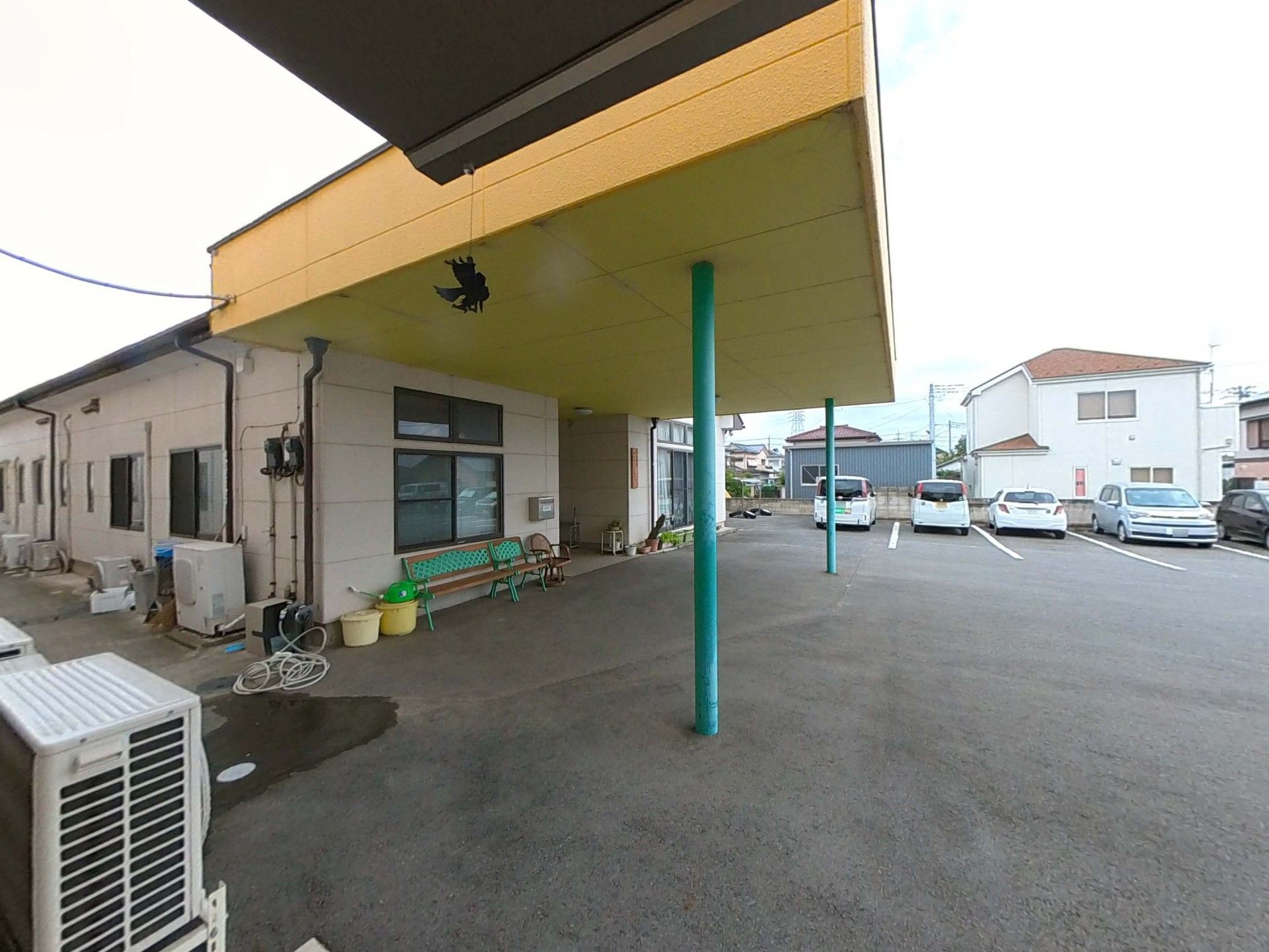 大きな屋根と広い駐車場が完備された施設。