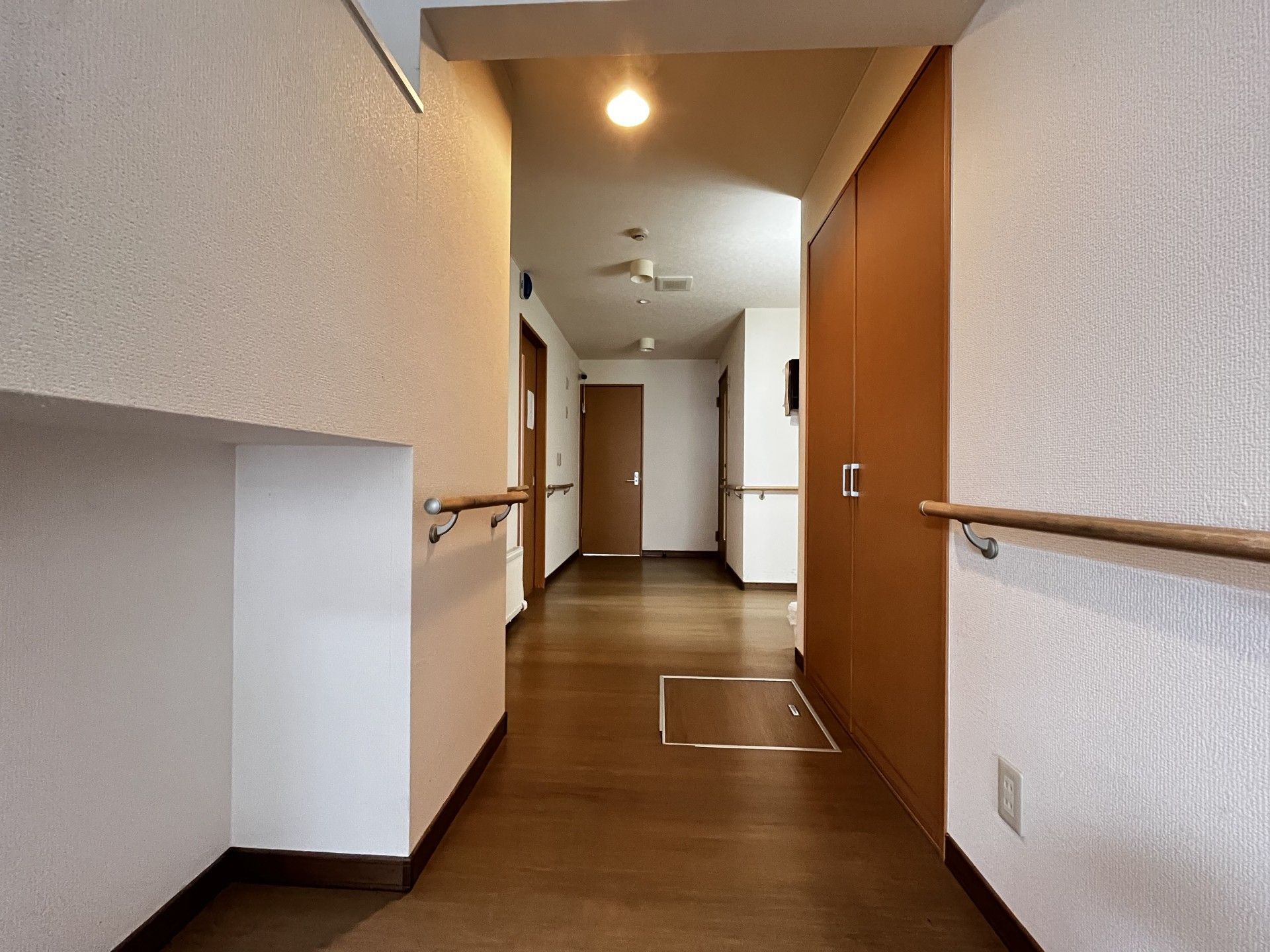 手すり付きの廊下