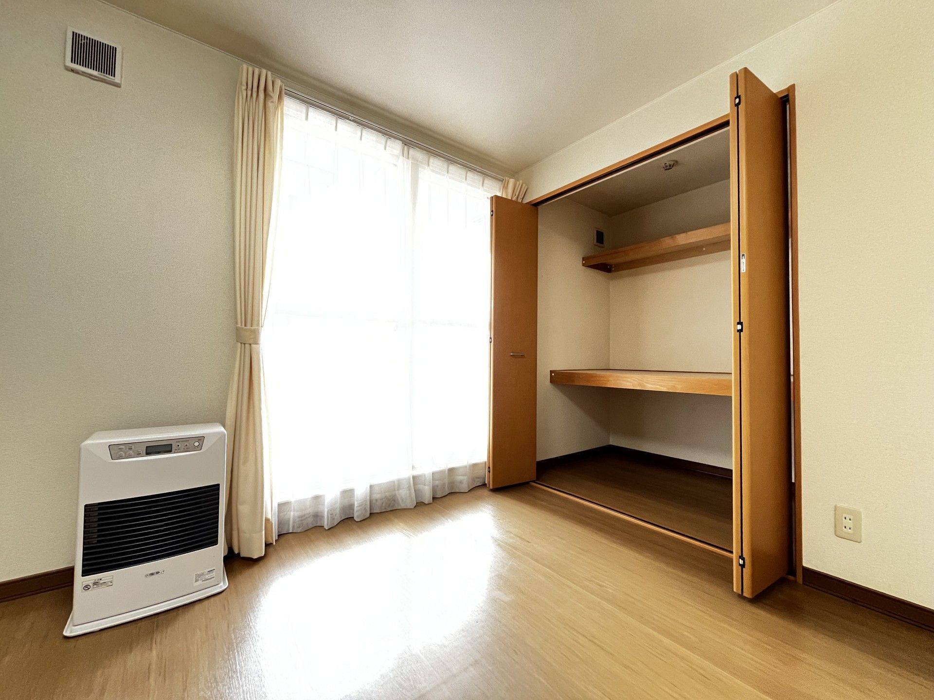 日差しが差し込む部屋