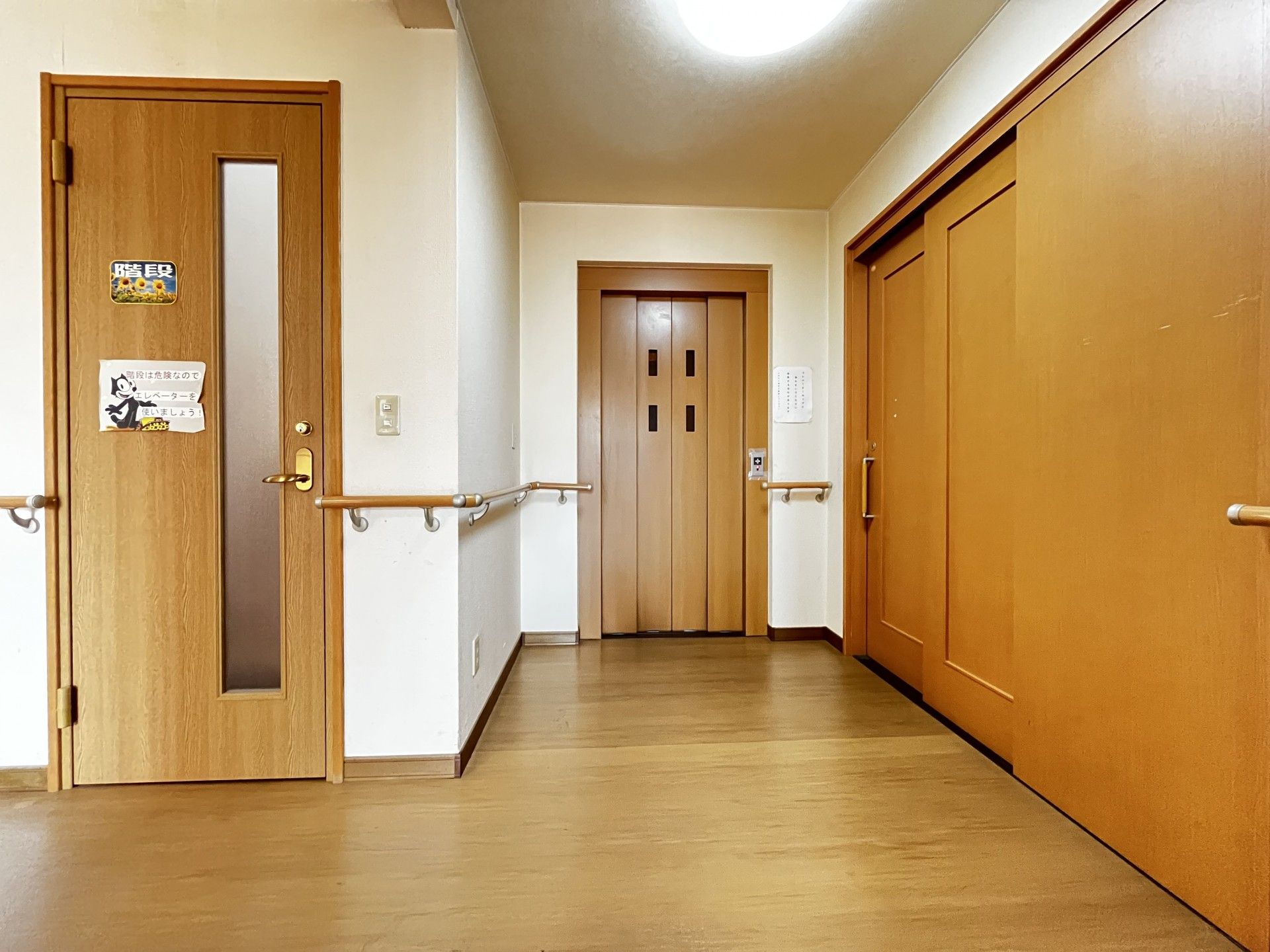 手すり付きの廊下