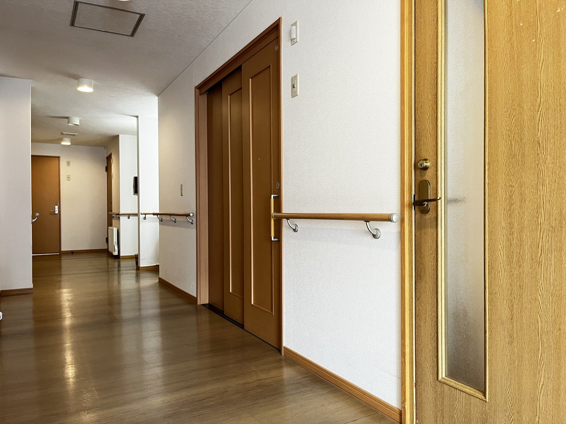 手すり付きの廊下