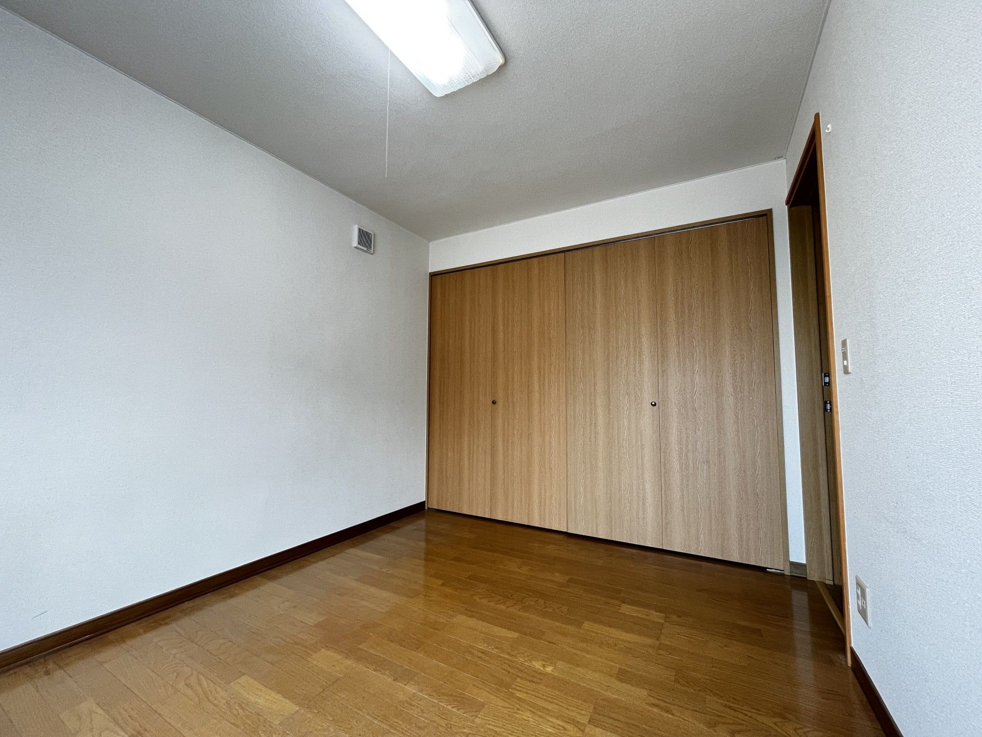 木製扉のある部屋