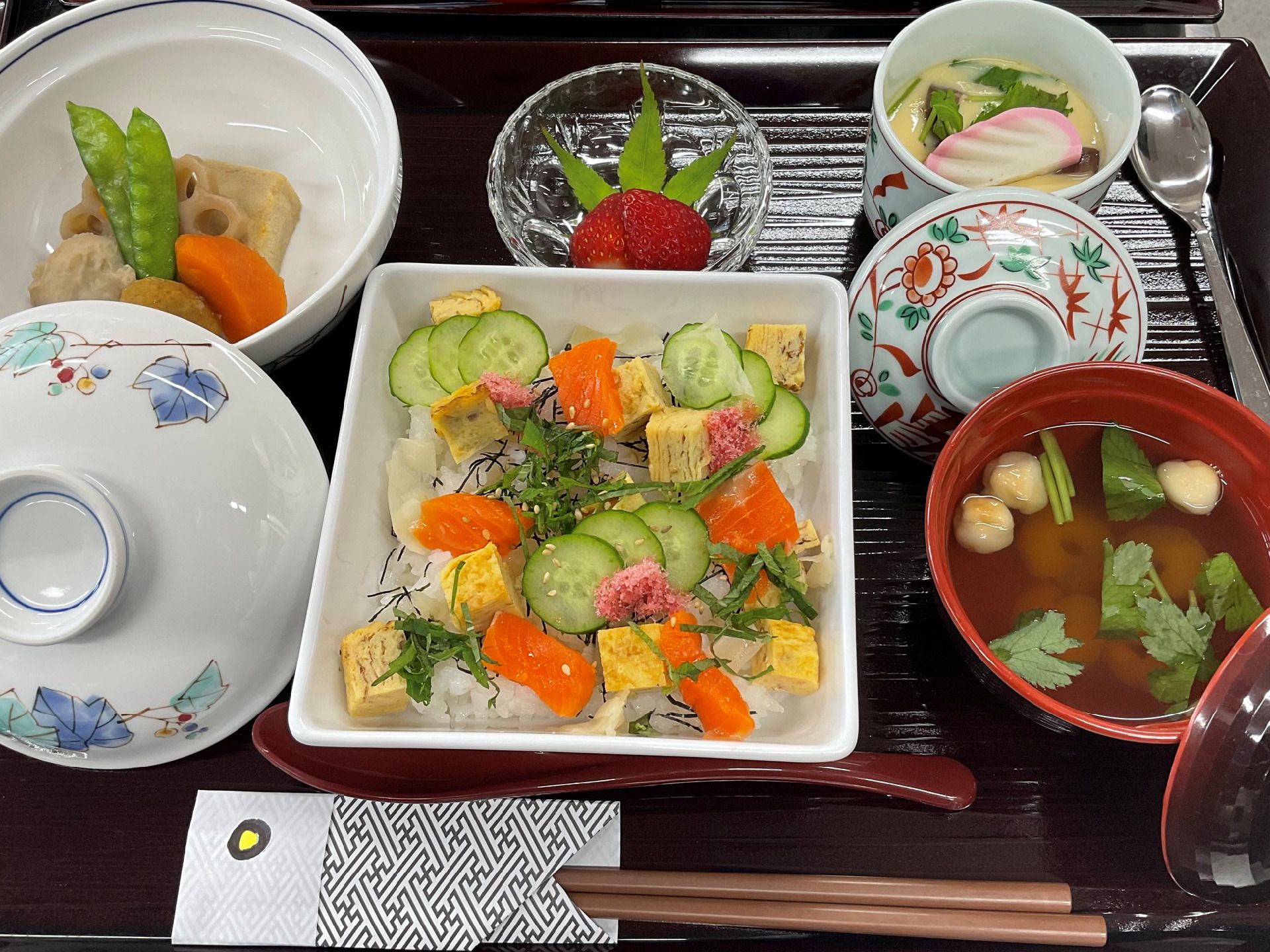 カットされたスティックパンや耳なしの食パンにマーガリンとジャムが添えられ、野菜の炒め物やイチゴが乗ったヨーグルトがある。