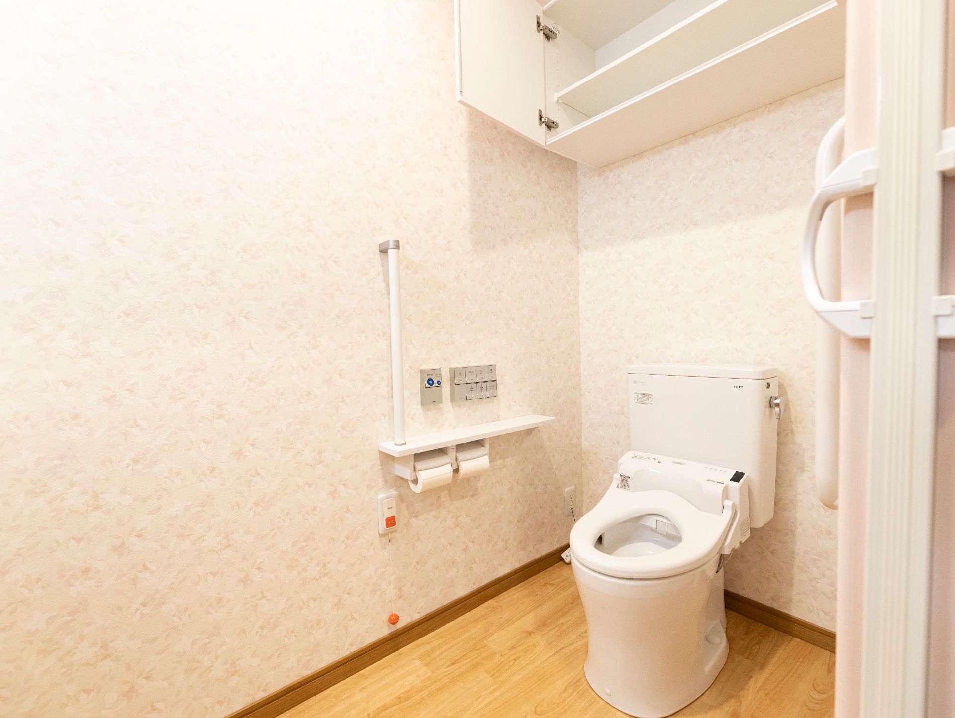 手すりが設置されているトイレ