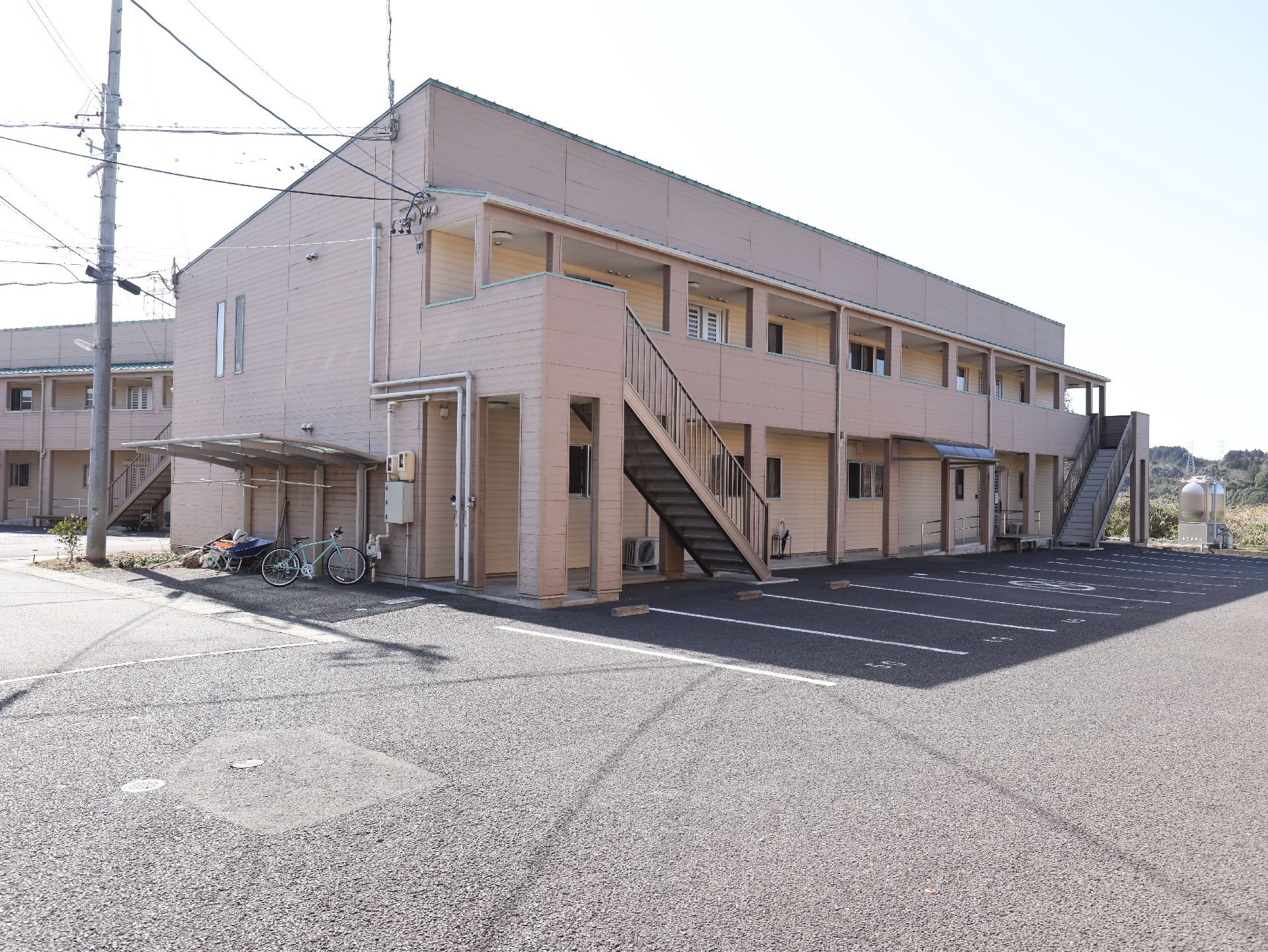 サービス付き高齢者向け住宅の建物と駐車場