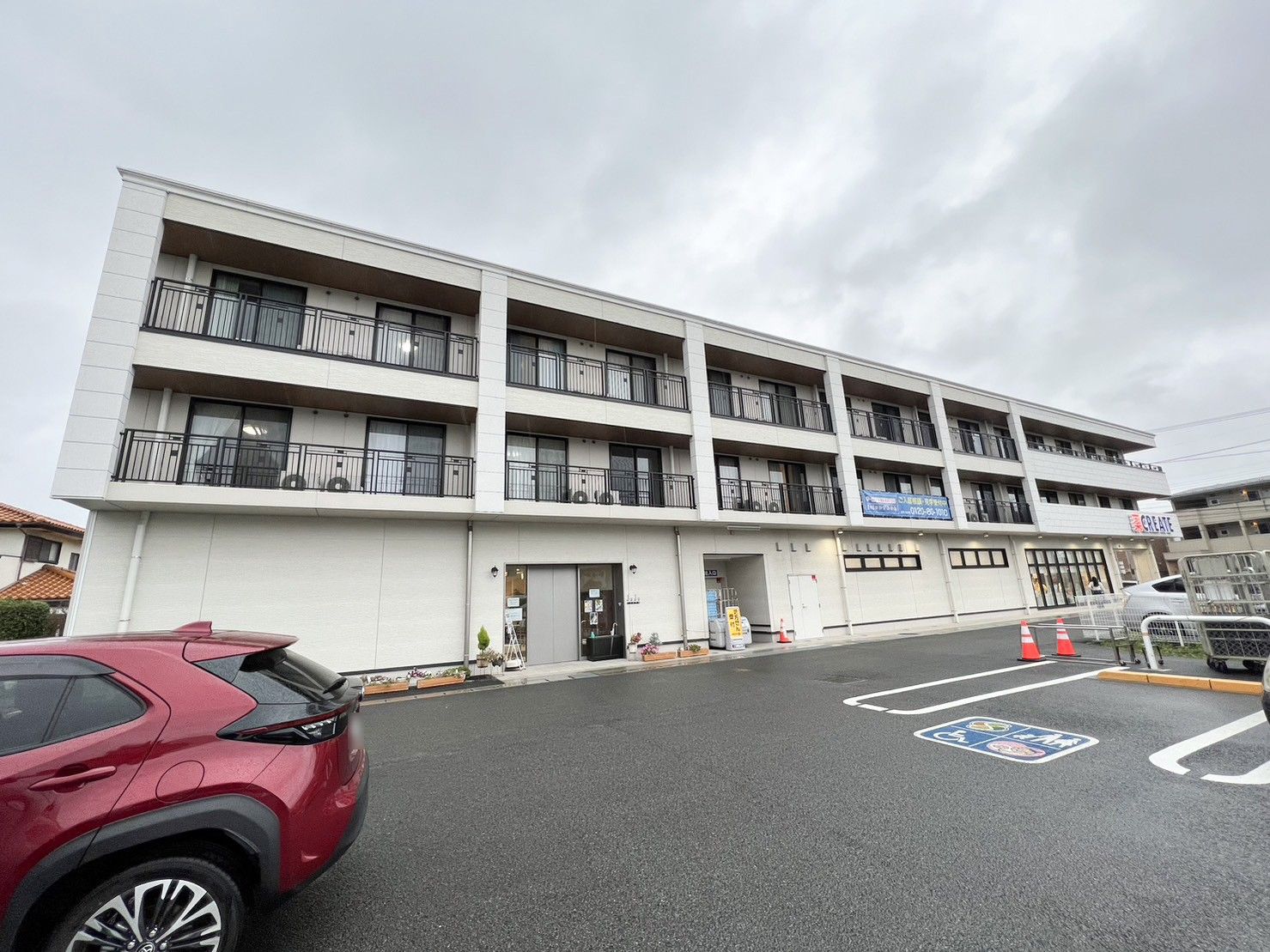 白い外壁の居室ビル