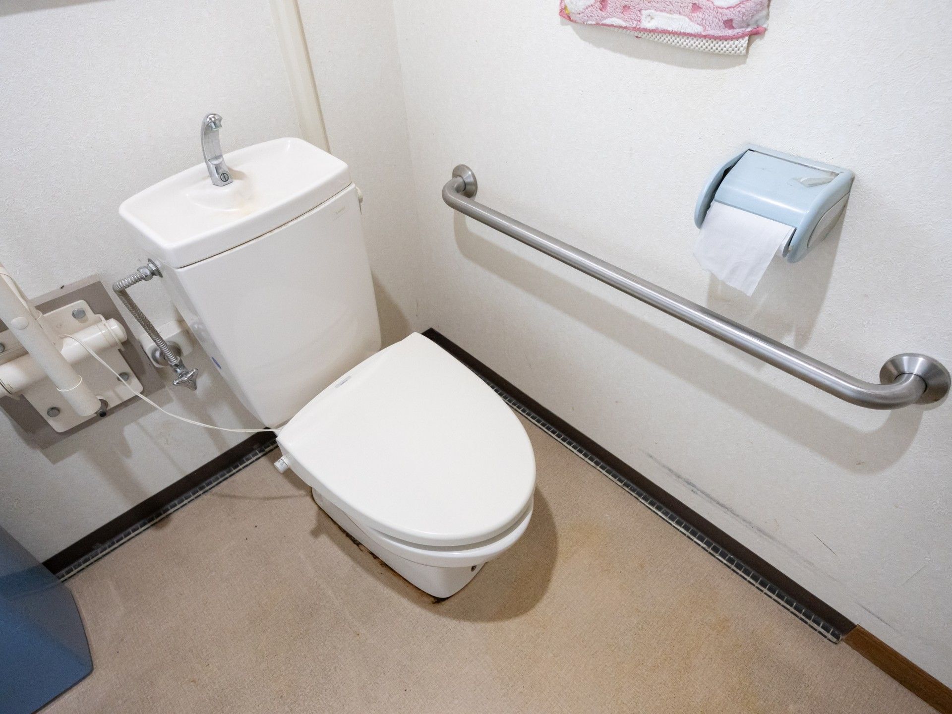手すり付きのトイレ