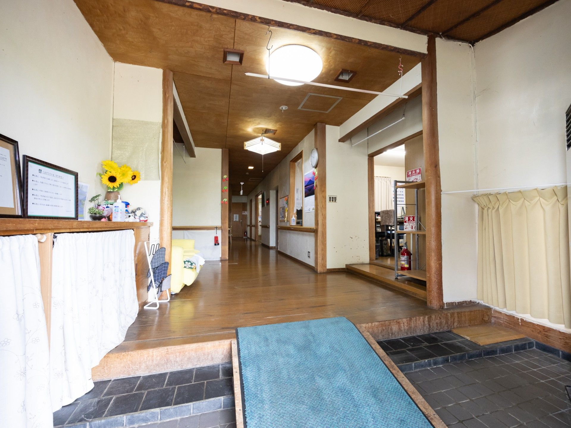 明るい廊下と入口