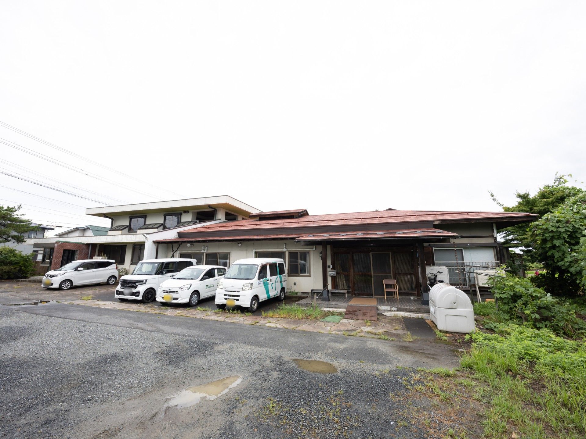 駐車場のある建物外観