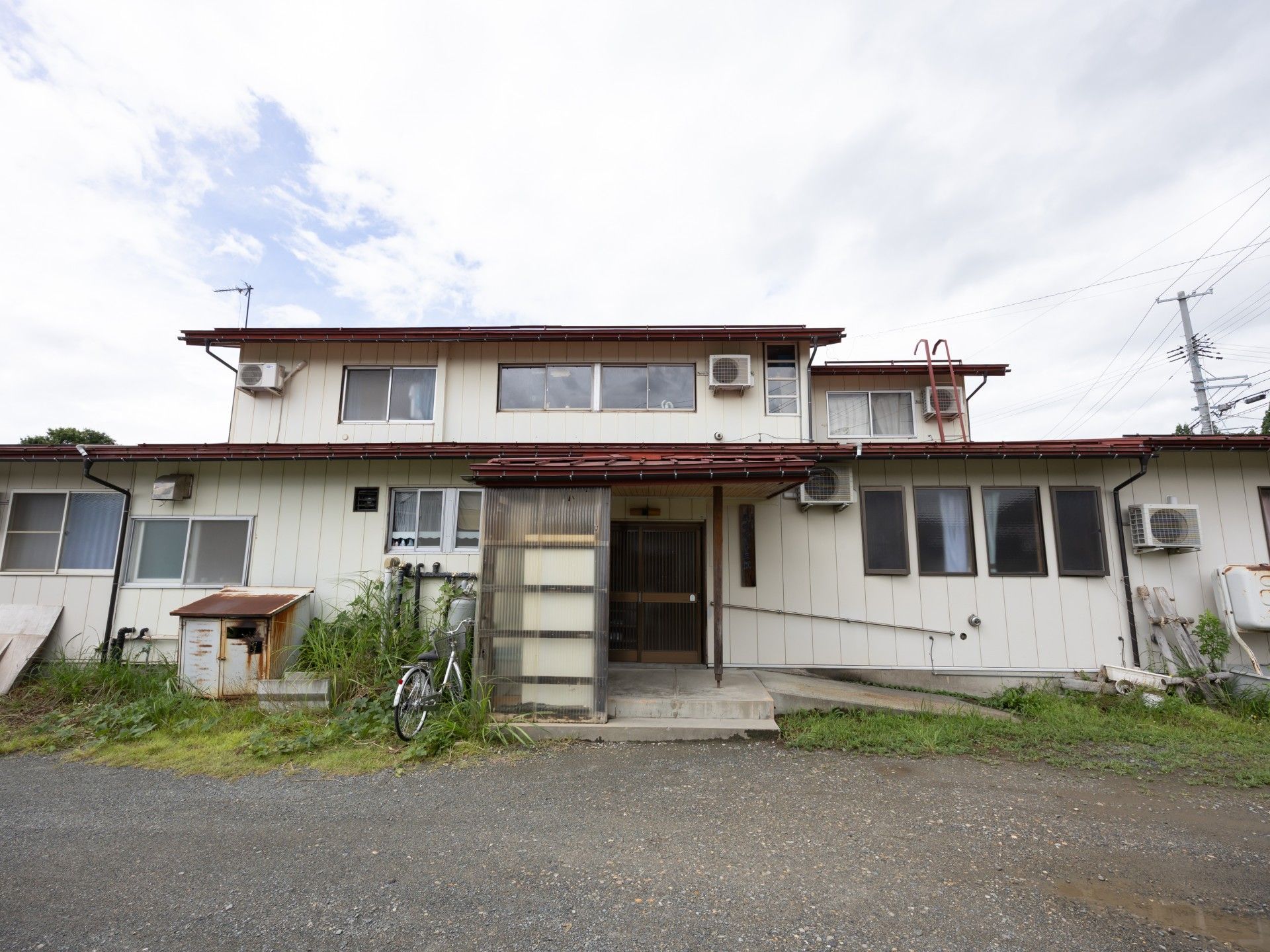 落ち着いた外観の建物