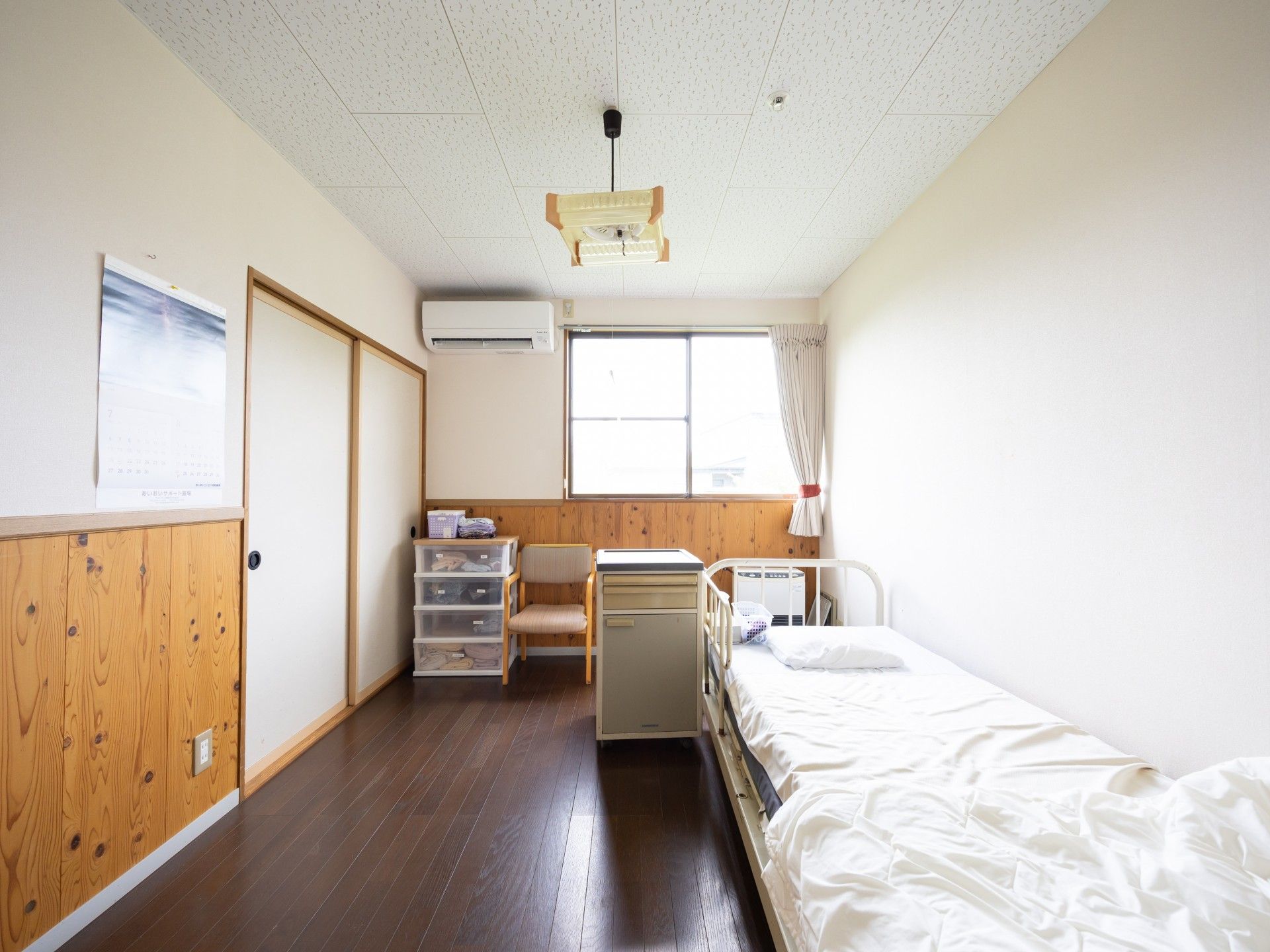 明るい個室の様子