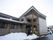 雪に囲まれた建物の外観