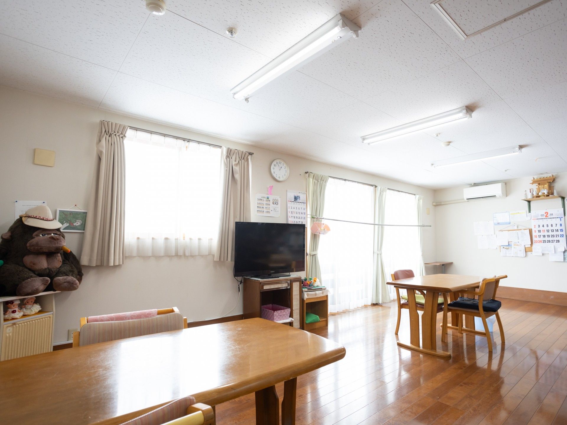 車いすから立ち上がろうとしている男性とそれを補助しようとしている女性スタッフの様子