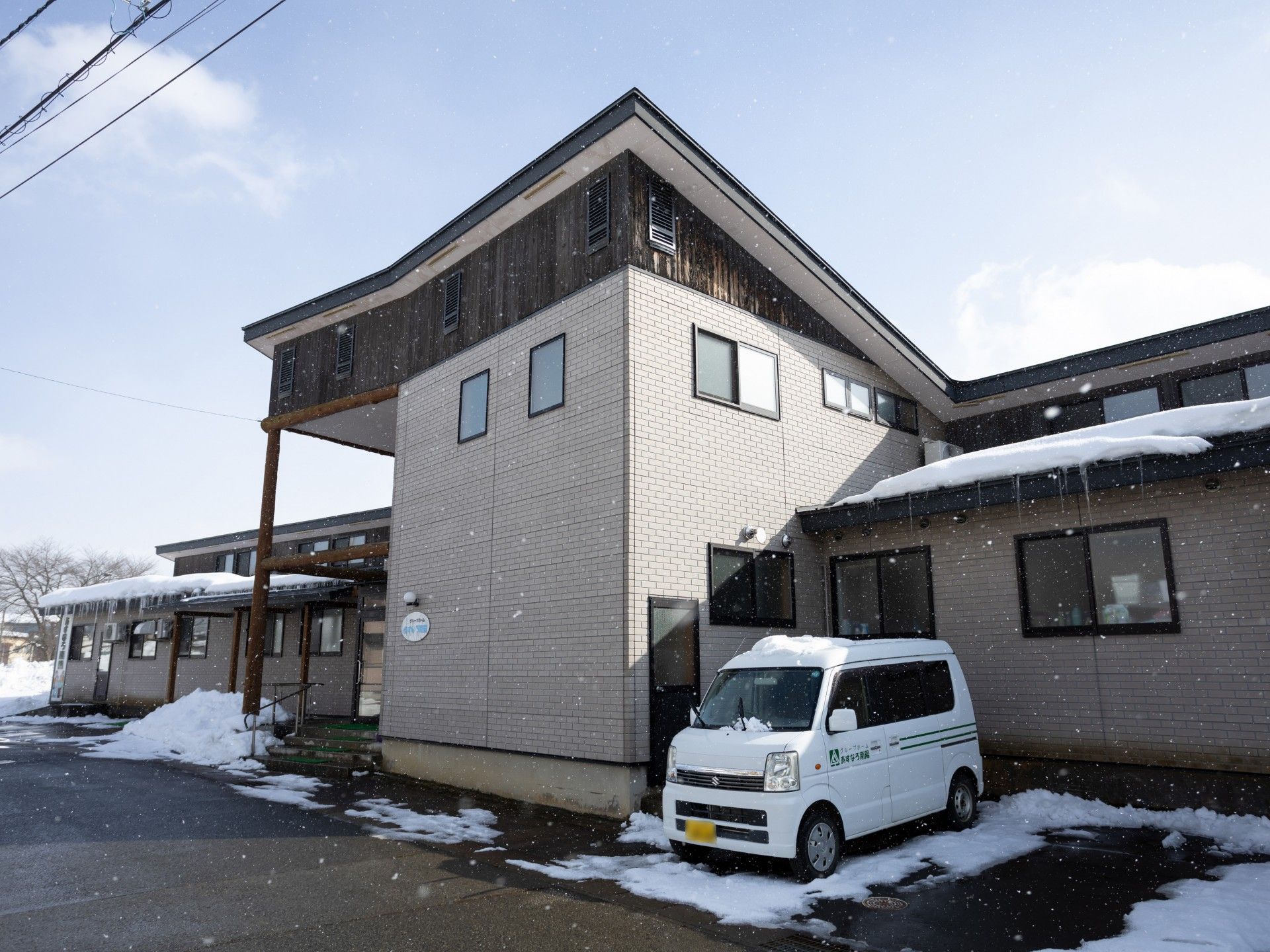 雪の降る建物の外観