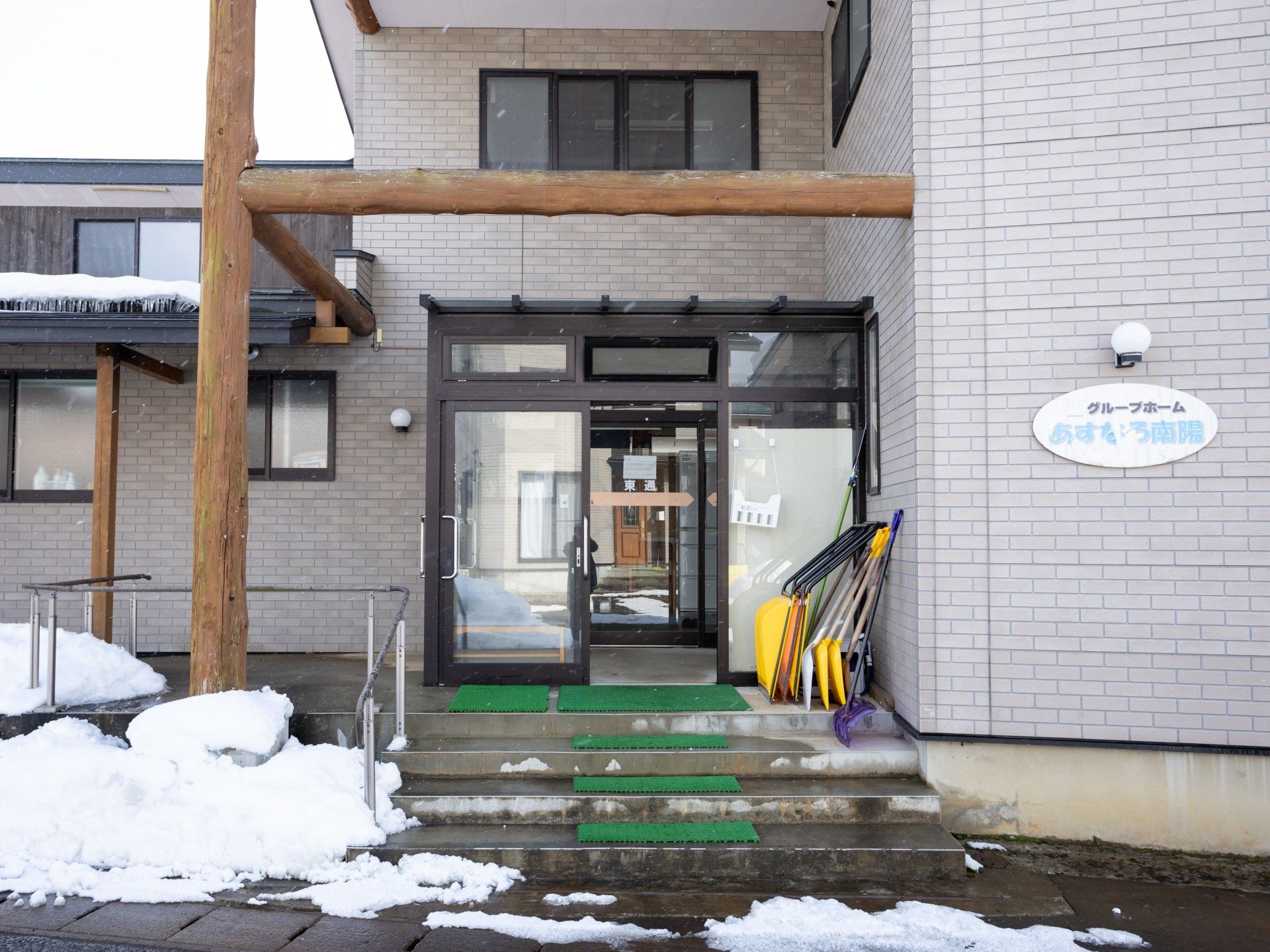 雪のある玄関