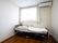 シンプルなベッドの部屋