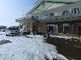雪景色の中にある建物の外観