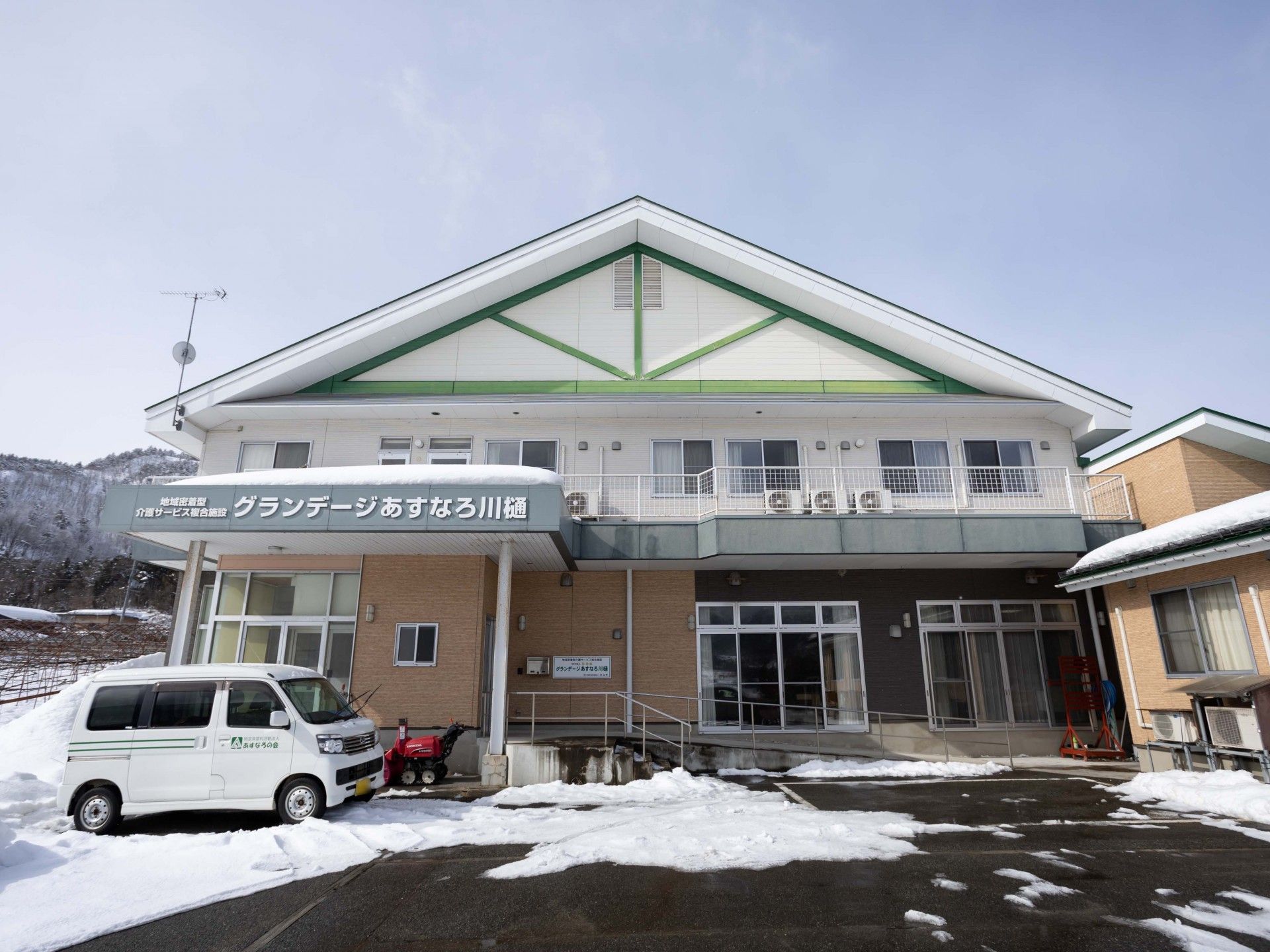 雪景色の建物外観