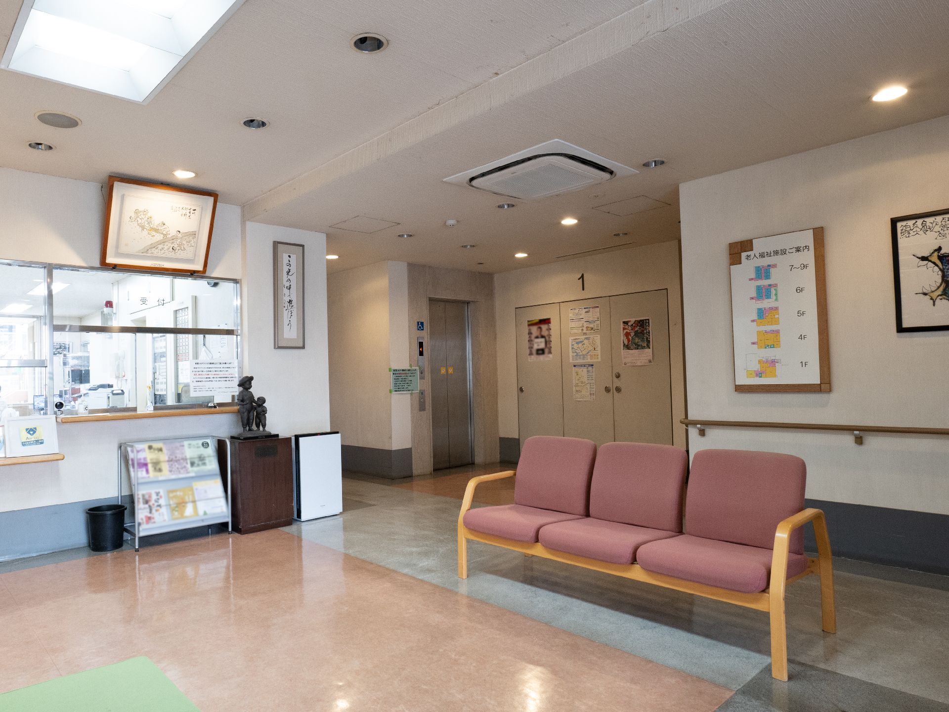 受付が設置されている玄関