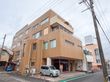落ち着いた外観の建物