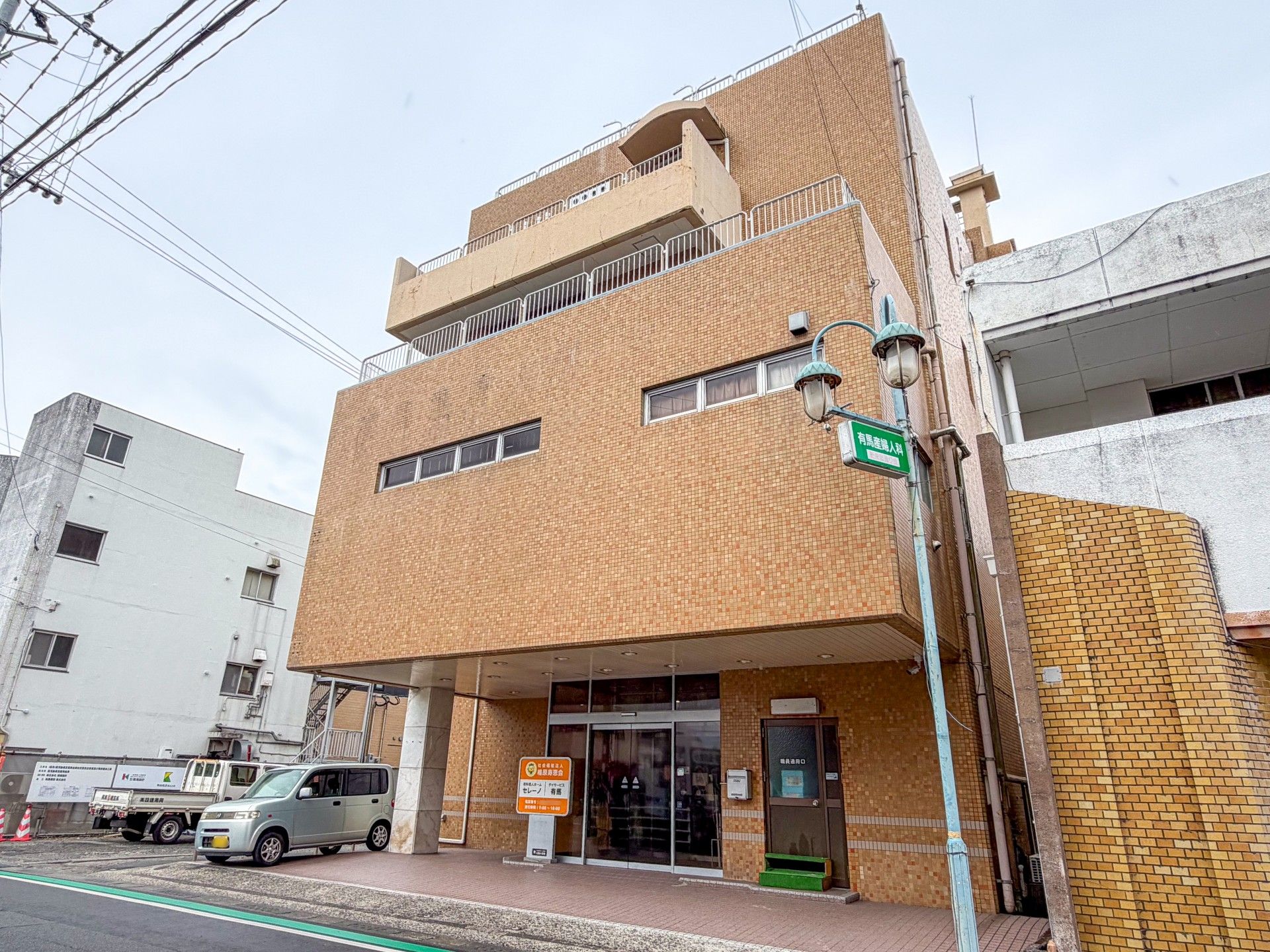 落ち着いた外観の建物