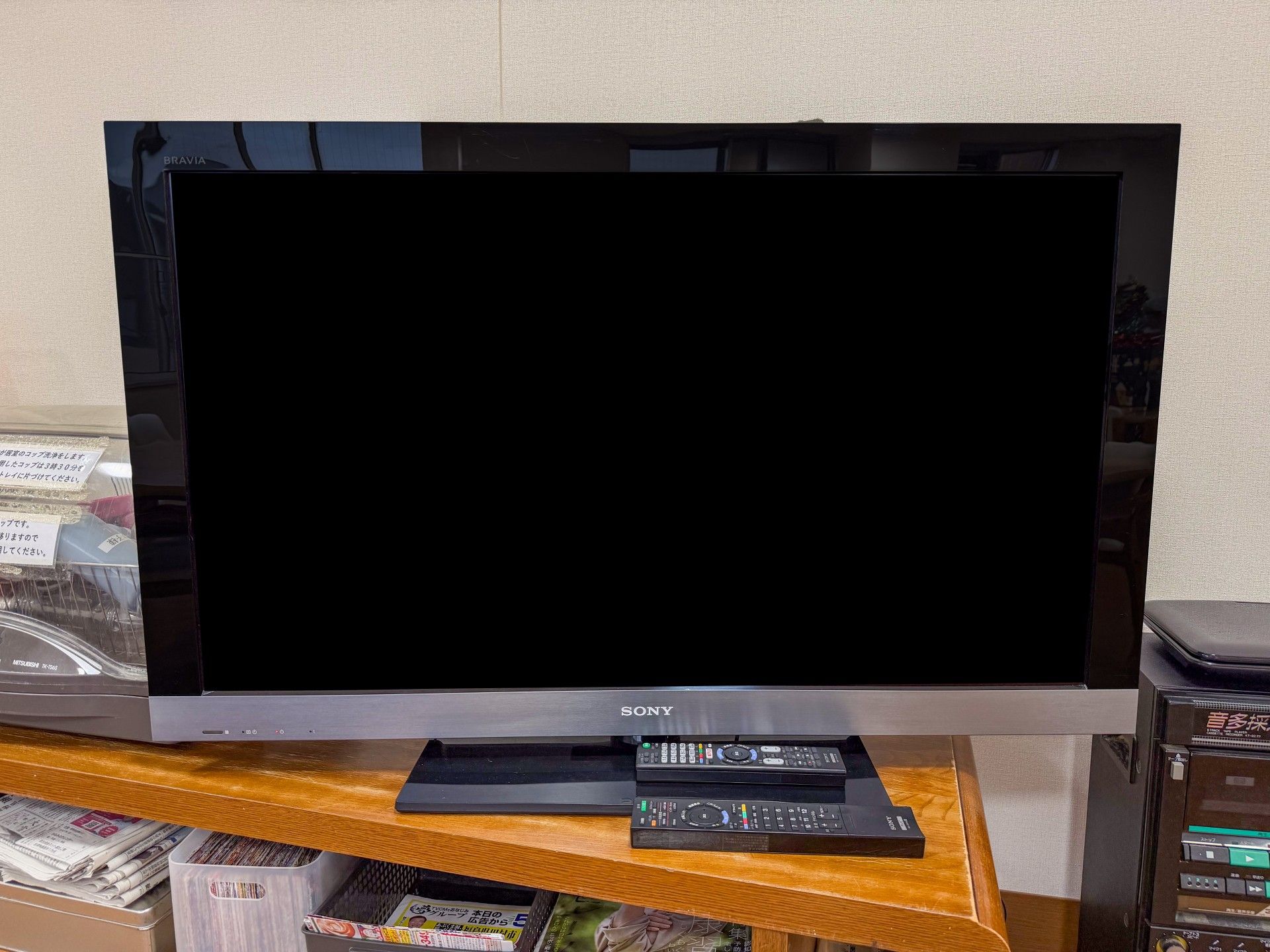 テレビとリモコンの棚