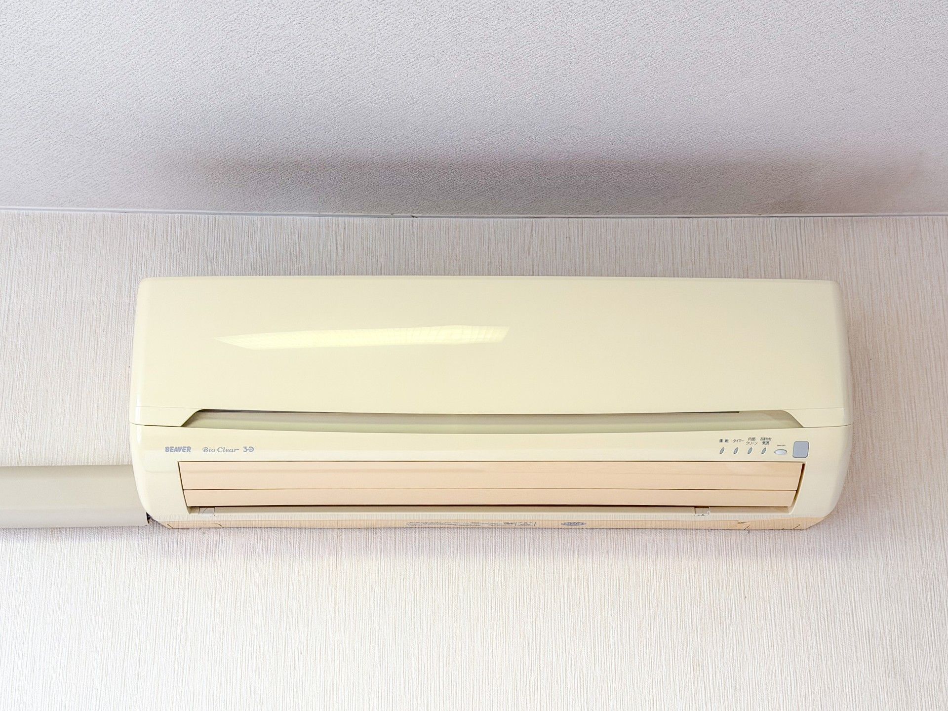 壁に設置されたエアコン