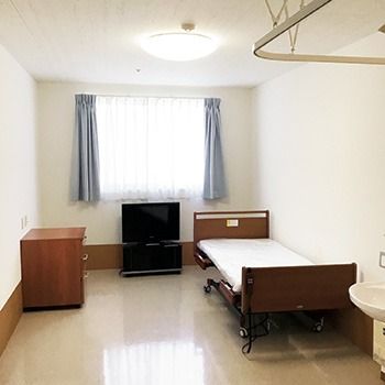 明るい個室の一角