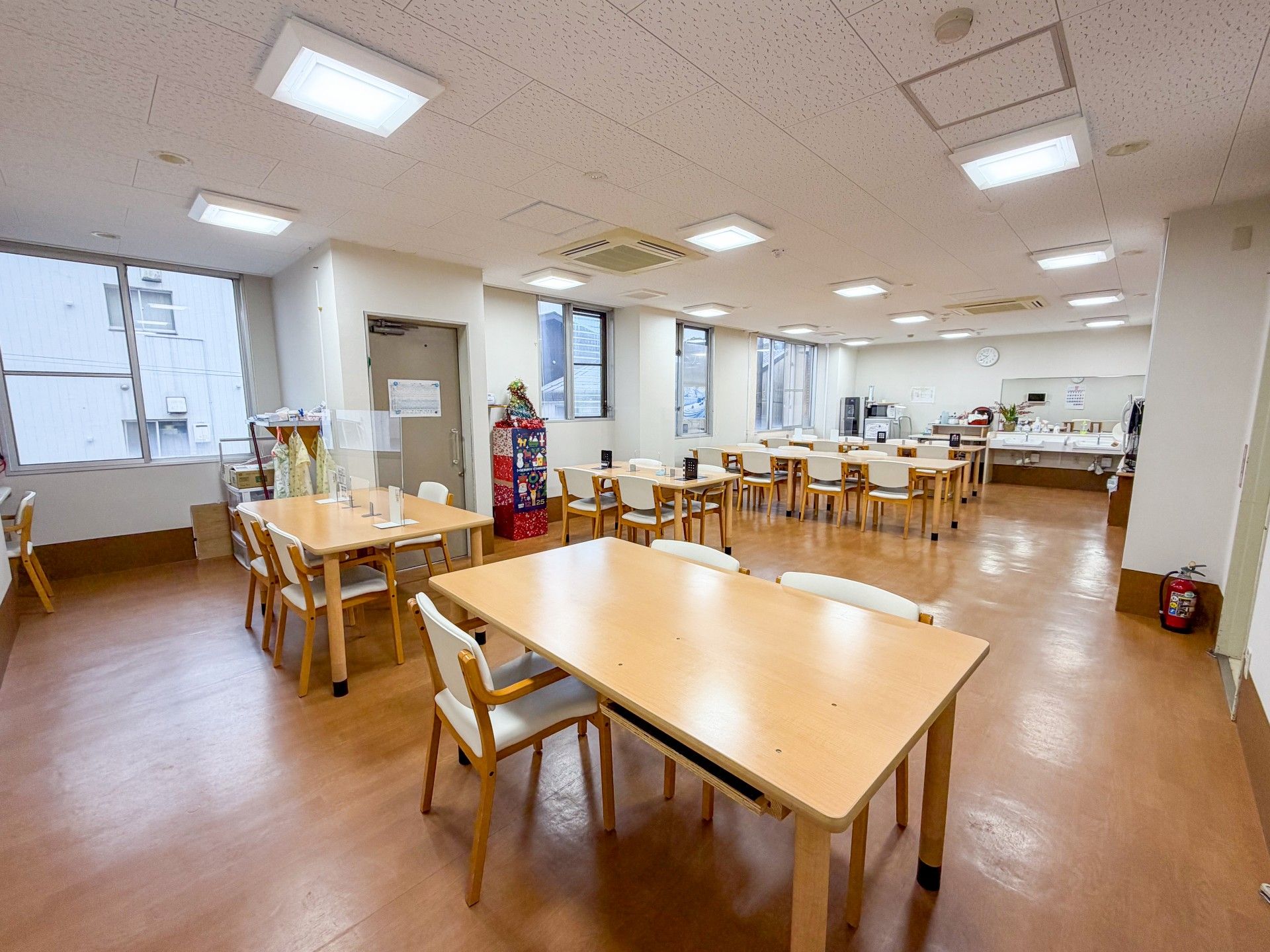 明るい食事スペース