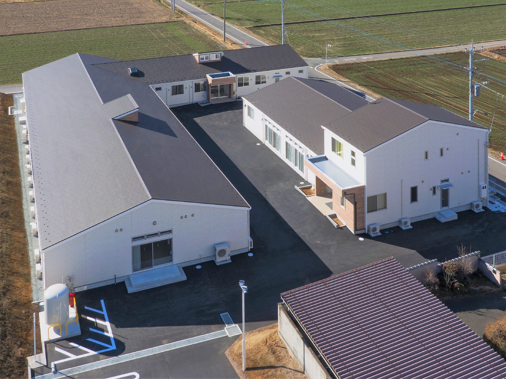 目の前に田んぼが広がっている施設の外観。小さな建物が2つ並んでいる様子