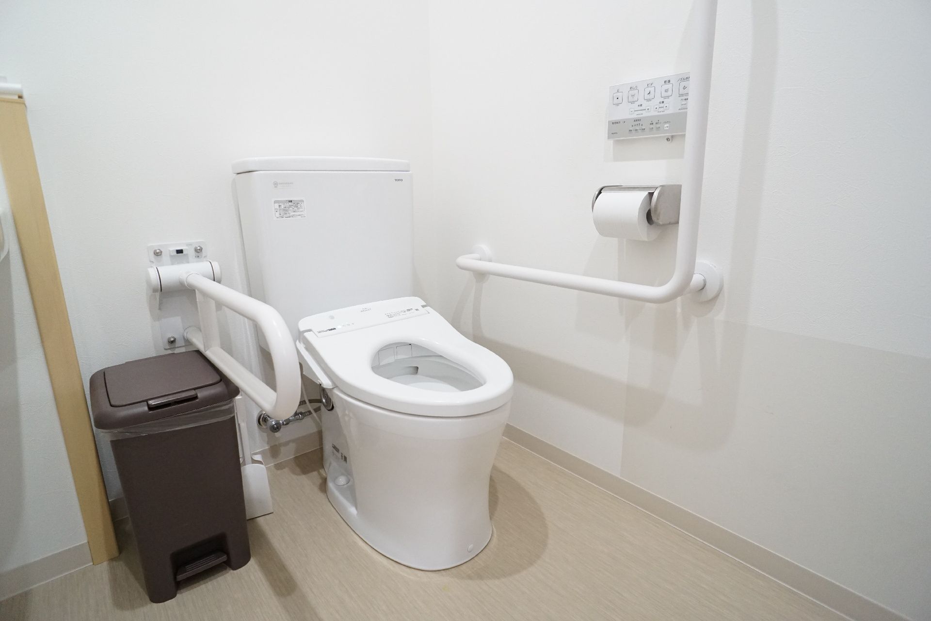 高齢者が使うことを配慮して手すりが設置されているトイレ