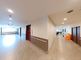 明るく広々とした廊下