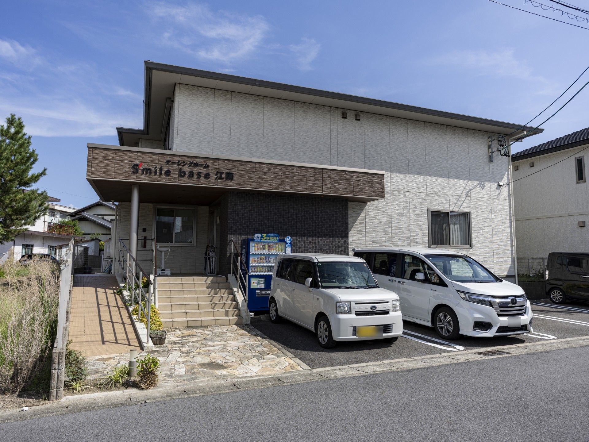 エントランスと駐車場