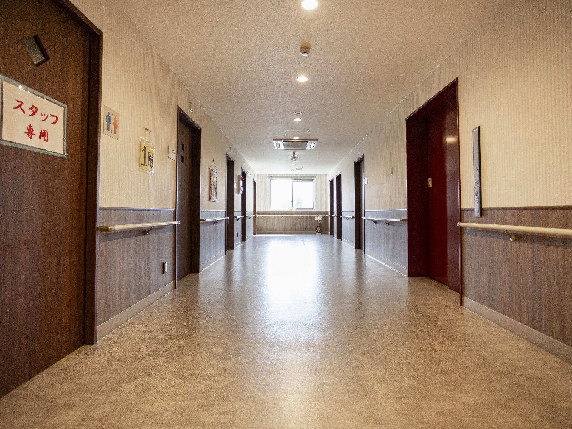 手すり付きの長い廊下