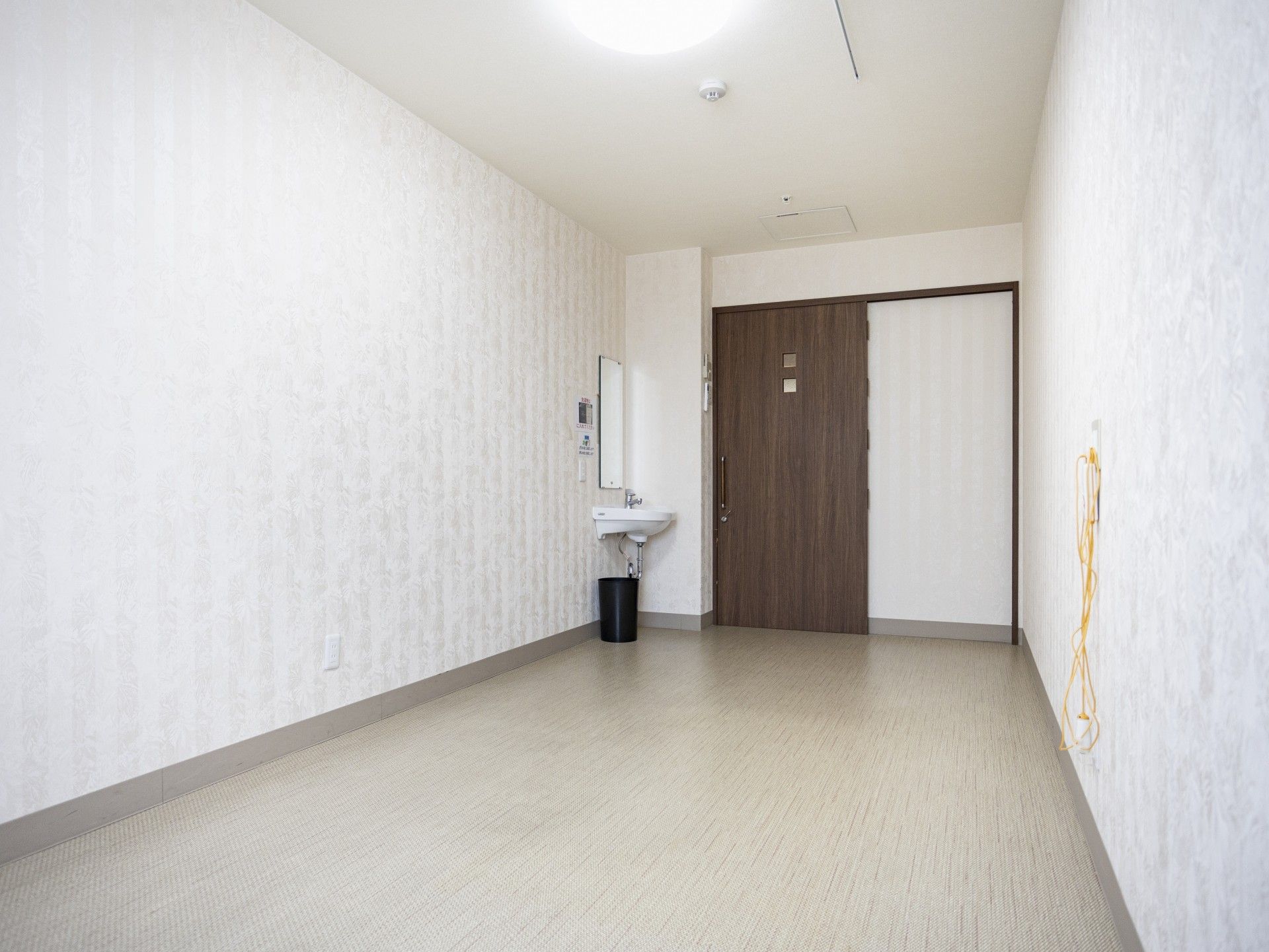 シンプルな個室の入口