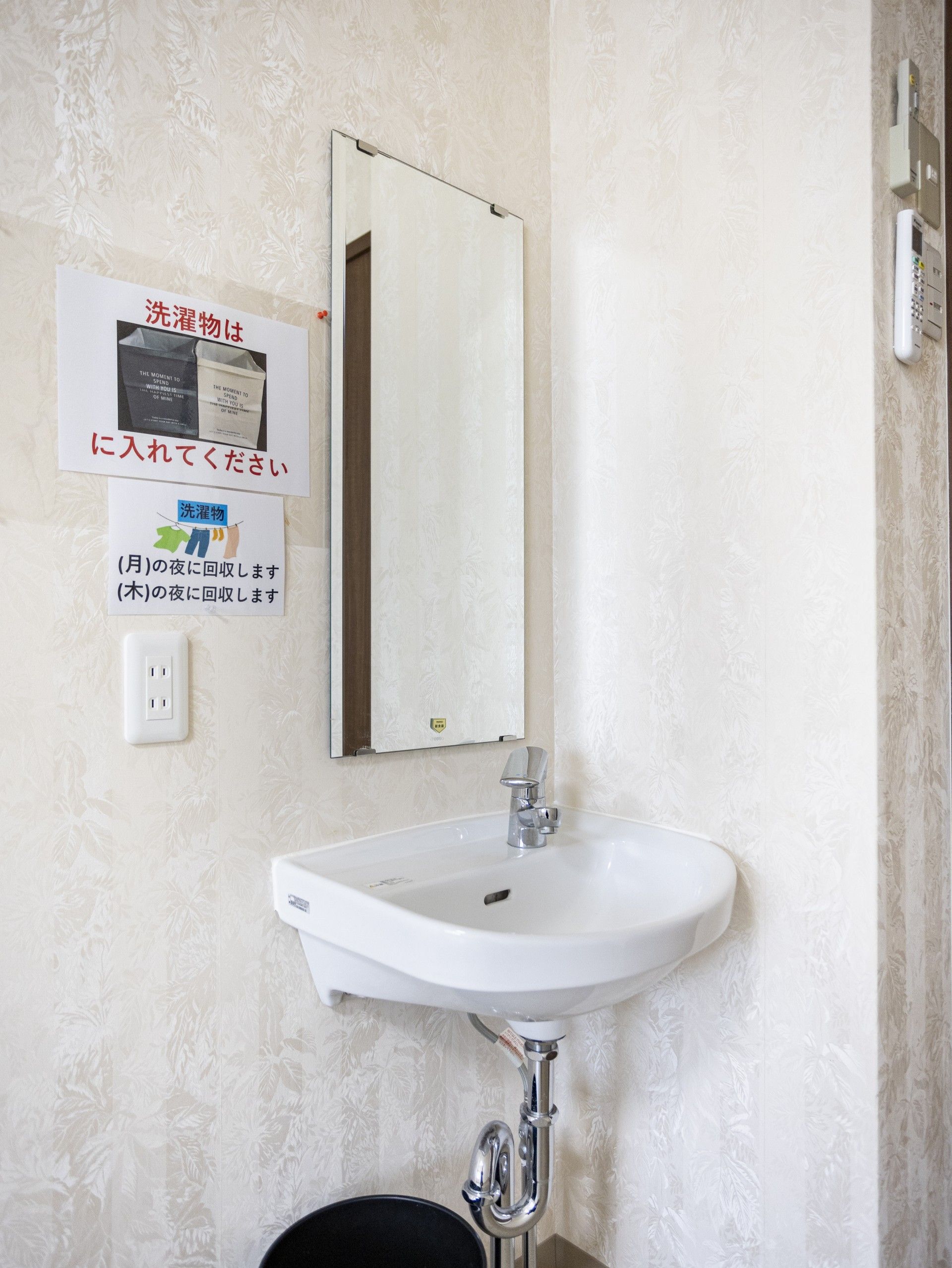 洗面台と掲示物の壁