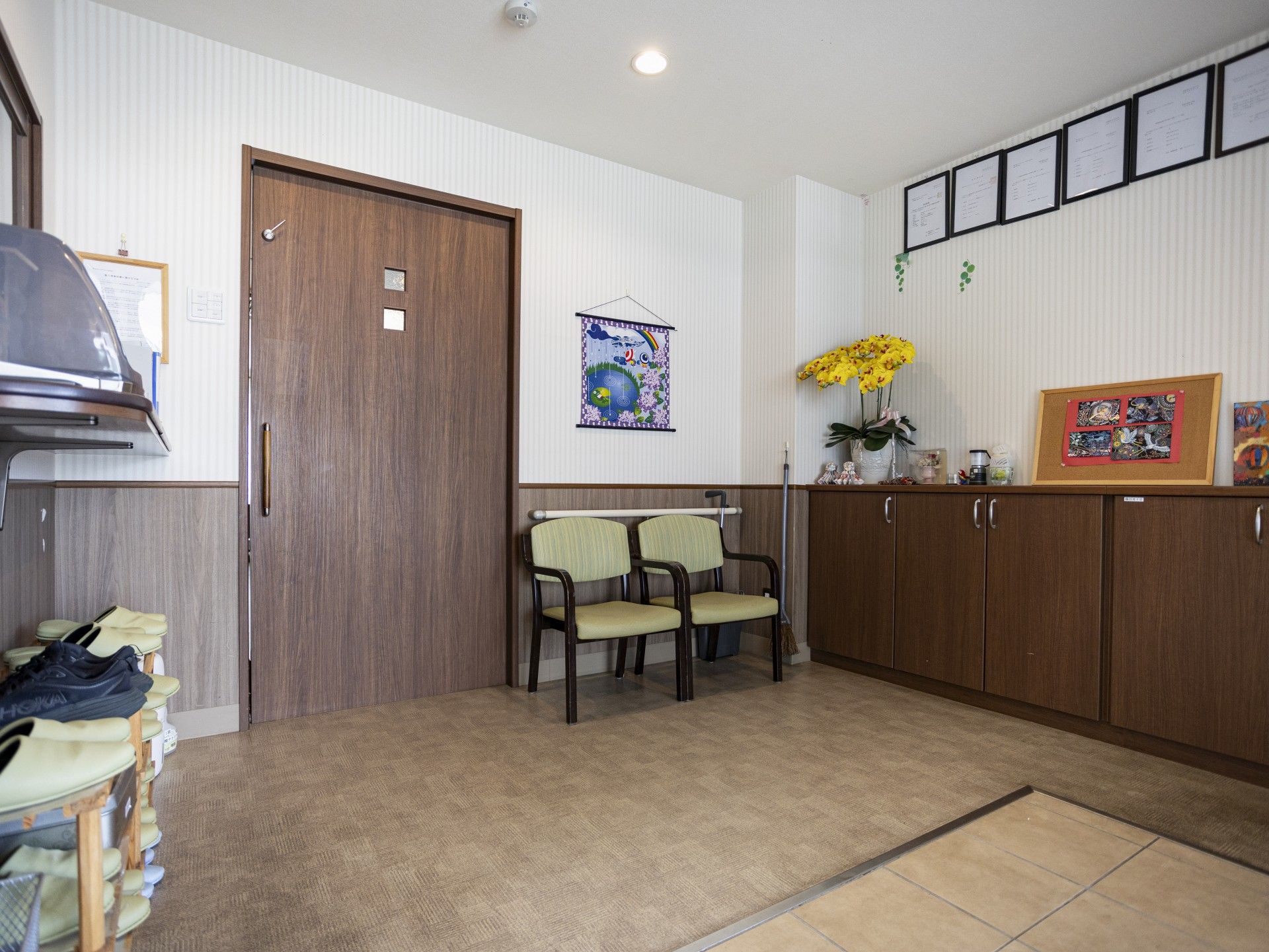 落ち着いた待合スペース