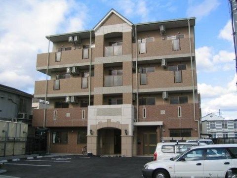 当施設の建物は、ブラウンカラーで４階建てである。施設らしさを感じさせない、マンションのような雰囲気がある。
