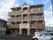 当施設の建物は、ブラウンカラーで４階建てである。施設らしさを感じさせない、マンションのような雰囲気がある。
