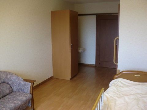 居室には、収納スペースをご用意している。部屋が散らかりにくいので、すっきりとした空間でお過ごしいただける。