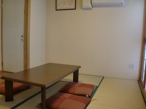 ゆったりとおくつろぎいただける和室をご用意している。エアコンが付いているので、快適にお過ごしいただける。