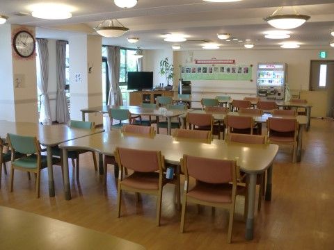 食堂には、６人がゆったりと座れるテーブルと、ピンク色と緑色の２色の椅子がある。広々とした開放感のあるスペースである。