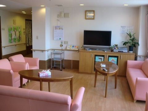 リビングには、ピンク色の可愛らしいソファをご用意している。テレビを見ながらゆったりとお過ごしいただける。