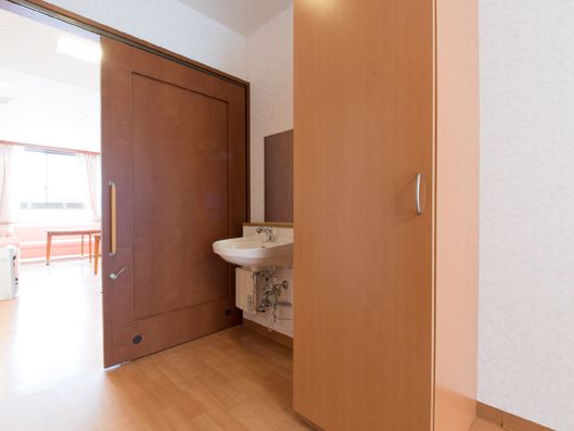 引き戸と手洗いスペース