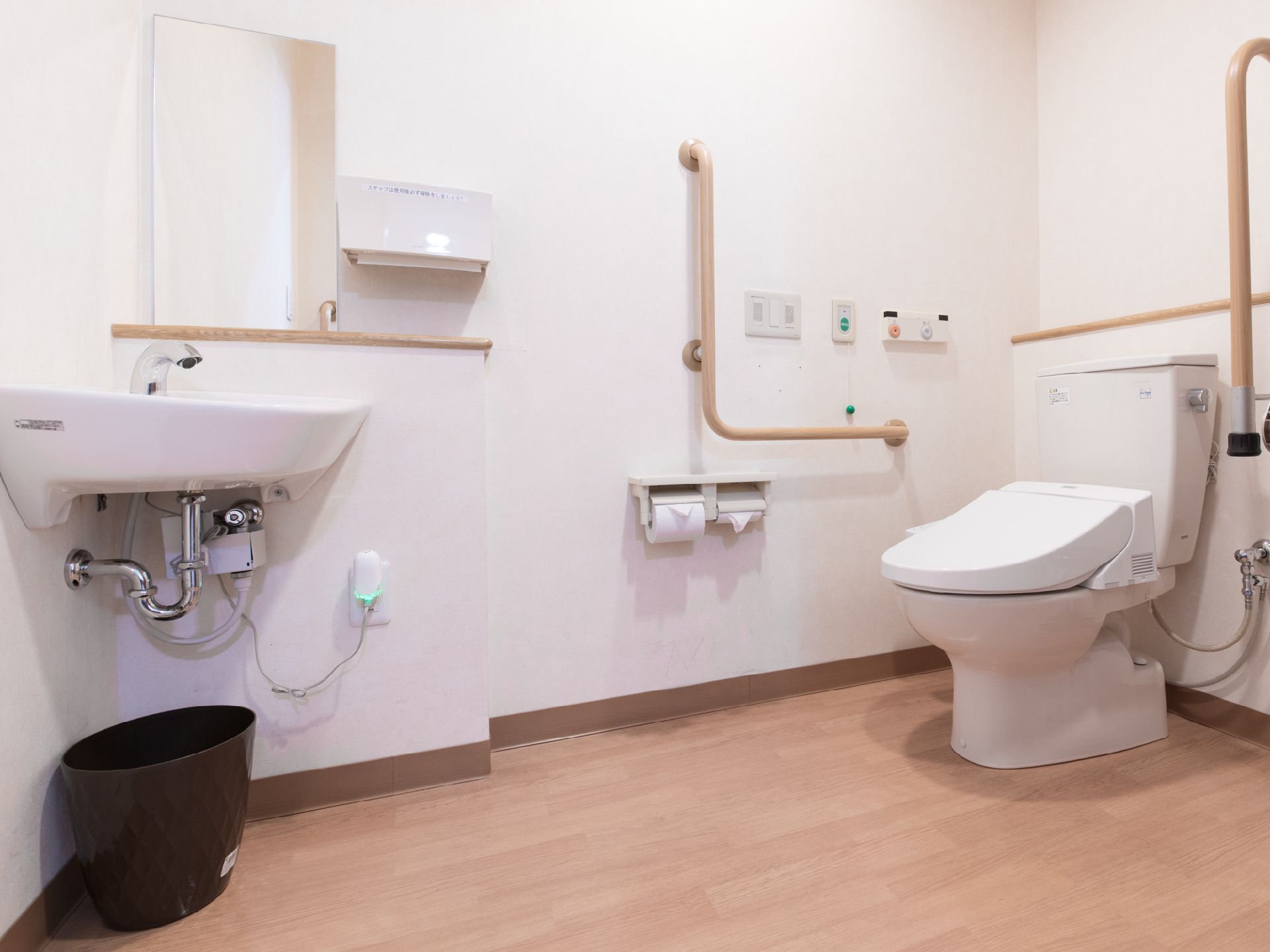 暖房便座トイレを完備している。呼び出しボタンがある。洗面台、手すり、手拭き用紙ティッシュが設置されている。