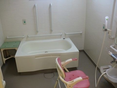 浴室は、白色を基調としており清潔感を感じられる。ナースコールを２ヵ所に設置しているので、安心して入浴ができる。