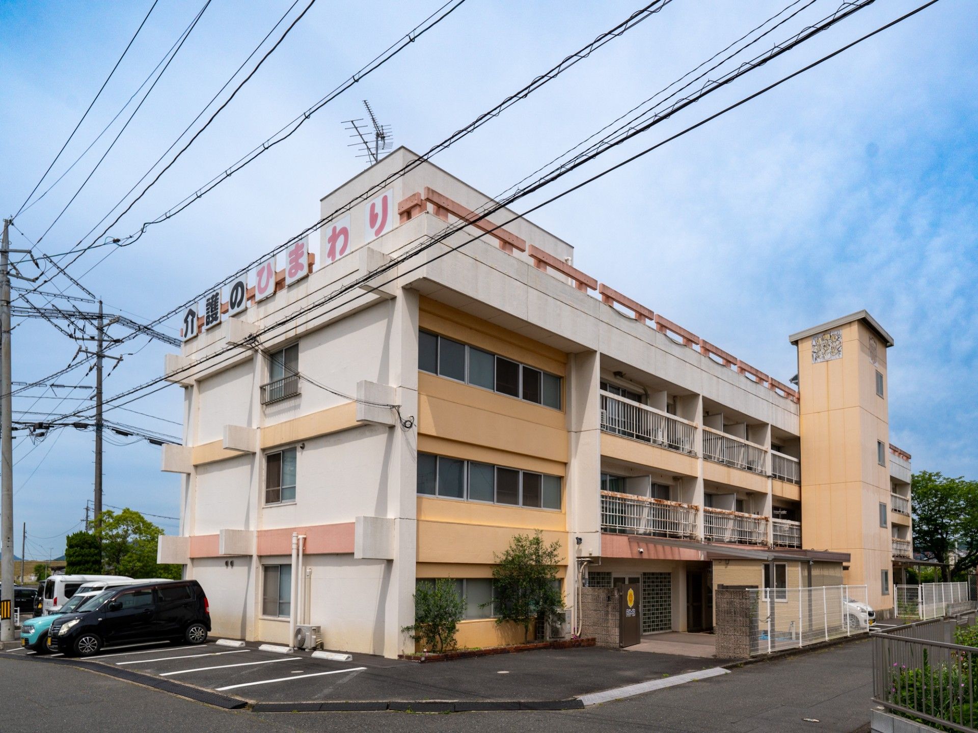 ゆったりとした建物の外観